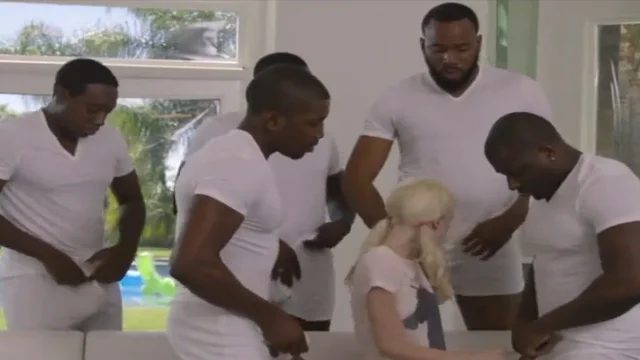 Блондинка и толпа негров с большими членами